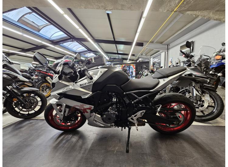 SUZUKI GSX-8R DEMO BIKE 243 KMS SEULEMENT !